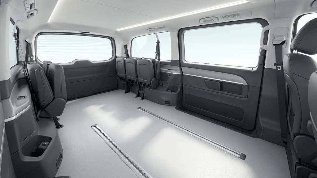 A view of the interior of an accessible taxi showing the ample space, clean environment, and safety features. חלל פנימי מרווח של מונית נגישה עם ציוד בטיחות